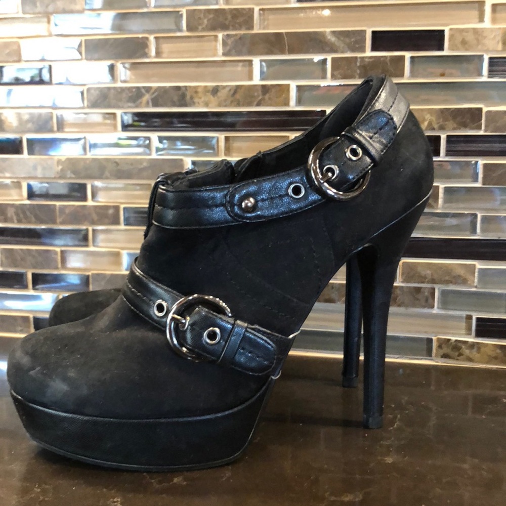 Oe Black belted ankle bootie Heels - Picture 1 of 5